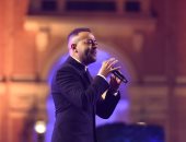 تامر عاشور يبدع فى ميدلى من أغانيه الشهيرة وسط تفاعل الجمهور