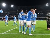نابولي يهزم فروزينوني بثلاثية في الدوري الإيطالي في غياب عمر فايد