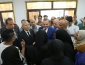 محافظ القاهرة ورئيس صندوق التنمية الحضرية يوزعان عقود "روضة السيدة 2"