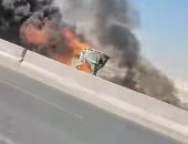 اشتعال حريق فى سيارة نقل بالطريق الأوسطي وإصابة شخص.. صور