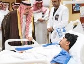 أمير منطقة الرياض يطمئن على المصابين جراء الاعتداء على مطار الملك خالد (فيديو)