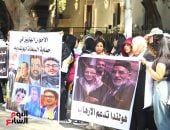 صورة الإخواني أنس حبيب تتصدر الوقفة الاحتجاجية أمام السفارة الهولندية بالقاهرة رمزا للإرهاب