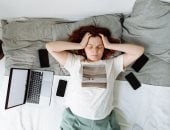 بتنفعل بسرعة ومهامك اليومية بقت تقيلة؟ 7 علامات على إنك محتاج للراحة