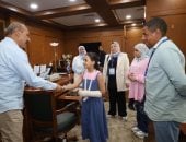 محافظ السويس يوقف معلمة متهمة بالتعدي على طالبة عن العمل ويحيل الواقعة للنيابة