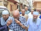 انهيار والد مضيفة الطيران عزة رمزي قبل تشييع جثمانها بالبحيرة.. فيديو