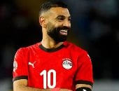 محمد صلاح فى مواجهة النجيل الصناعى من جديد.. فيديو