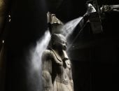 يترك الزمن أثره وتحافظ العناية على إرثه.. مراحل تنظيف تمثال رمسيس الثاني بالمتحف المصري الكبير