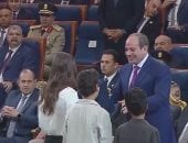 درع «تراب الوطن» هدية من براعم مصرية للرئيس السيسي خلال الندوة التثقيفية