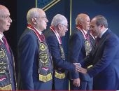 الرئيس السيسي يكرم عددا من أبطال حرب أكتوبر خلال الندوة التثقيفية