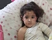 مريم أحمد غانم.. طفلة نجت من نيران القصف في غزة والحرب انتزعت منها الأب والأم.. المجزرة تركت طفلة في الثالثة من عمرها تواجه وحيدة قسوة الحياة ووجع اليتم.. وتبقى وحيدة تسأل بقلبها الصغير: من سيحتضنني بعد اليوم؟