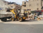 الجيزة تدفع بفرق النظافة لرفع تجمعات القمامة بشارع عثمان محرم.. صور