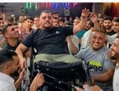 معاذ مطر يقاوم الوجع بقدمين مبتورتين وابتسامة.. حكاية إنسان تغيرت حياته للأبد وبترت مع قدميه أحلام لن تعود كما كانت.. يتمسك بضحكته في مواجهة واقع قاس ولقاءات مع الأحبة تمنحه لحظات فرح في مواجهة واقع لم يختره