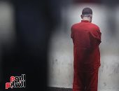 أبيض وأزرق وأحمر.. حكاية ألوان ملابس السجناء في مصر ودلالة كل لون