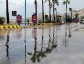 الأمطار ترسم مشاهد شتوية في شوارع الإسكندرية