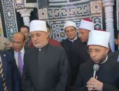 بعد صلاة الجمعة.. المئات يلتفون حول وزير الأوقاف والمفتي ويدعون لمصر.. فيديو
