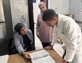 وكيل مديرية الصحة بقنا تتابع انتظام العمل بوحدة المراشدة الصحية وتحيل مسؤول المعامل للتحقيق