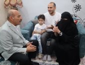 محافظ السويس يزور مواطنًا مريضًا بمنزله ويوجه بسرعة دراسة مطالبه.. صور