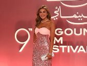 شياكة وأناقة.. فساتين "أوف شولدر" تسيطر على ريد كاربت مهرجان الجونة