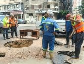 إصلاح هبوط أرضي بسبب تسريب الصرف الصحى شرق الإسكندرية.. صور