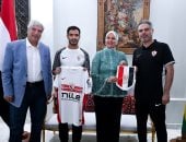بعثة الزمالك تلبى دعوة سفيرة مصر فى رواندا على حفل عشاء.. ودرع النادى هدية تذكارية