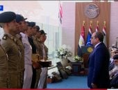 أوائل الخريجين يقدمون درع الأكاديمية والكليات العسكرية للرئيس السيسى