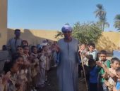 بالدموع وممر شرفى.. تلاميذ معهد أزهري بقنا يودعون عامل لبلوغه سن المعاش