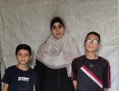 هناء الزبدة أرملة فلسطينية مزقت الحرب على غزة قلبها بفقدان زوجها وابنها.. حملت وجع الفقد ومسؤولية عشرة أيتام من ثلاث عائلات.. وحولت صناعة الجبنة داخل منزلها إلى حكاية كفاح من أجل البقاء ووسيلة لتوفير لقمة العيش
