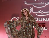 إلهام شاهين تتراقص على السجادة الحمراء فى عرض فيلم بومة بمهرجان الجونة