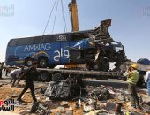 رفع حطام حادث التصادم بين أتوبيس وسيارة نقل على طريق أسيوط الغربى.. صور