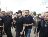 حكيم يشيع جثمان شقيقه من مسجد السيدة نفيسة
