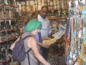 انتعاشة سياحية أمام بازارات أبو سمبل تزامنًا مع تعامد الشمس.. صور