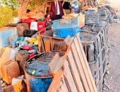 جهاز حماية المستهلك يضبط مخزنًا لتجميع وتعبئة زيوت سيارات مجهولة المصدر