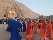 7 فرق شعبية تختتم عروضها أمام معبد أبوسمبل تزامنًا مع تعامد الشمس.. فيديو وصور