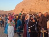 بحضور 6 آلاف زائر.. أطول طابور سياحي أمام معبد أبوسمبل لمشاهدة تعامد الشمس