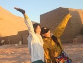 انبهار السائحين بلحظة تعامد الشمس على وجه رمسيس الثاني بأبوسمبل.. صور