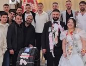 عريس تركى يتلقى هدية إطار سيارة مزينة بالنقود فى حفل زفافه.. فيديو