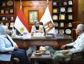 محافظ الوادي الجديد تلتقي مستشار مجلس الوزراء لبحث موقف المشروعات الجارية 