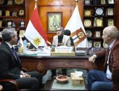 محافظ الوادي الجديد تبحث مع وفد جهاز شئون البيئة دعم أداء الفرع الإقليمي 