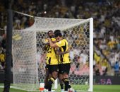 الاتحاد يتخطى الدرعية بثنائية ويشعل صراع المقدمة في الدوري السعودي.. فيديو