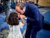 الرئيس السيسي يحقق أمنية الطفلة تاليا بصورة تذكارية في ختام منتدى مصر 2026