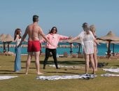 اليوجا على شواطئ البحر الأحمر.. آلاف السياح يهربون من صخب المدن إلى أحضان الطبيعة في الغردقة ومرسى علم.. يستمتعون بجلسات التأمل والاسترخاء مع شروق الشمس وسط أجواء هادئة توفرها الفنادق والمنتجعات السياحية.. صور