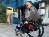 صينى يحطم الأرقام القياسية ويذهل الجمهور بمهارات التزلج على كرسى متحرك