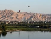 البالون الطائر يزين سماء الأقصر.. 1200 سائح من زوار العالم يحلقون فوق معابد الأجداد