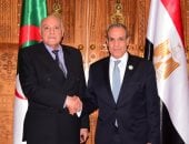 وزير الخارجية يبحث مع نظيره الجزائرى التعاون والتنسيق إزاء القضايا الإقليمية