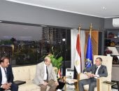 وفد اللجنة الطبية العليا والاستغاثات يهدى درعاً لمحافظ أسوان