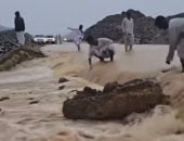 السيول تحتاج المناطق الجبلية بالشلاتين والأودية الجنوبية بمرسى علم.. فيديو