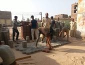تركيب الإنترلوك فى شوارع مدينة أرمنت تركب والانتهاء من توصيلات الغاز الطبيعى.. صور