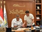 محافظ جنوب سيناء يعتمد 15 عقد تقنين أراضٍ بشرم الشيخ ودهب 