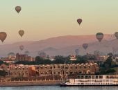 سماء الأقصر تتزين بتحليق 800 سائح أجنبى على متن 35 رحلة بالون طائر..صور