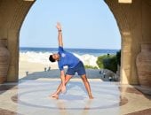 اليوجا أسلوب حياة.. آلاف السياح يمارسون التأمل والاسترخاء على شواطئ البحر الأحمر 